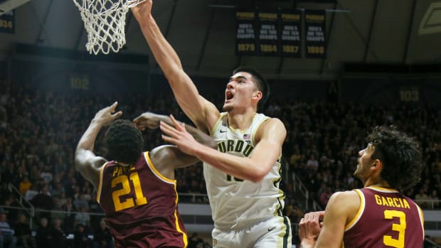 Zach Edey dunks on the Gophers during the 2022-23 season.